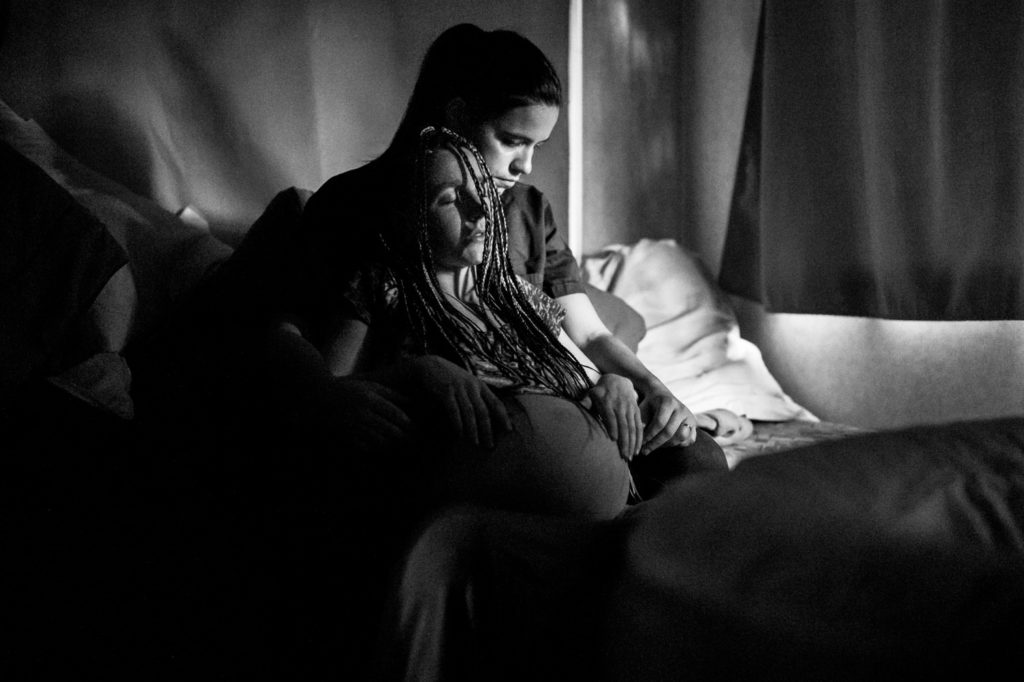 Reportage d'accouchement collectif carmin