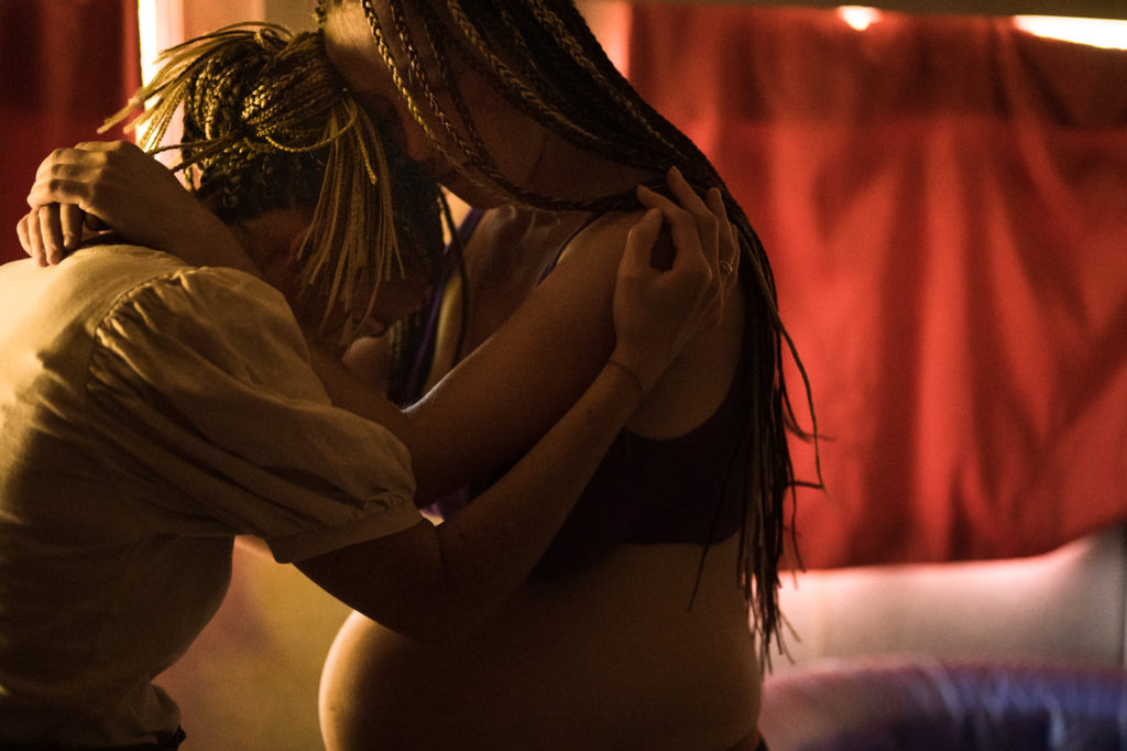 Reportage d'accouchement collectif carmin