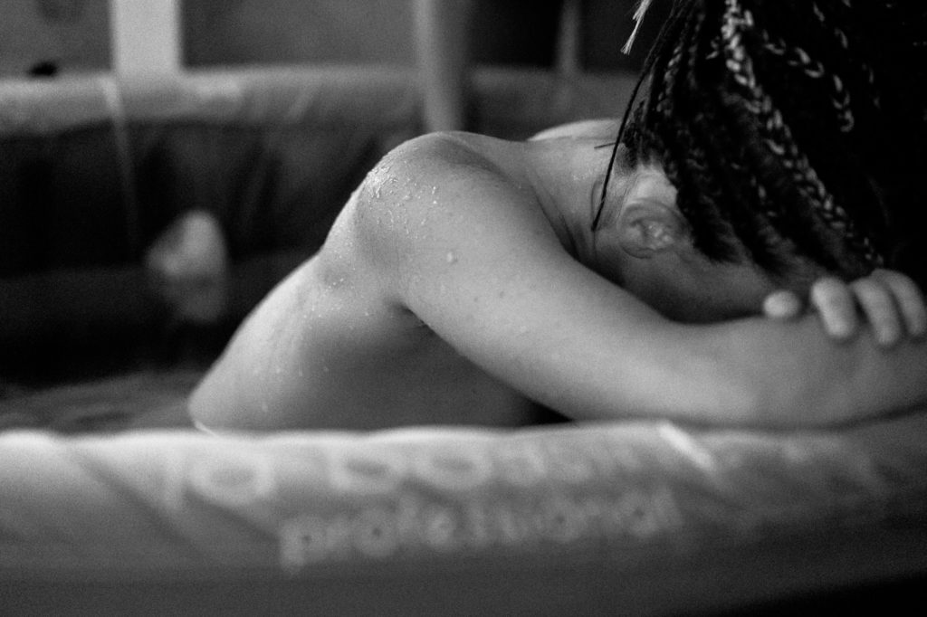 Reportage d'accouchement collectif carmin