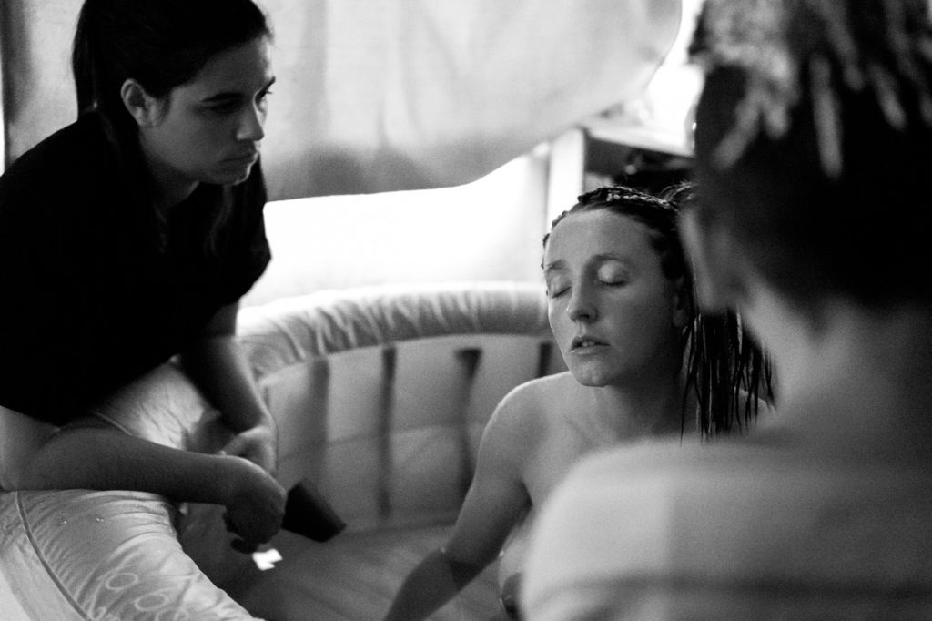 Reportage d'accouchement collectif carmin