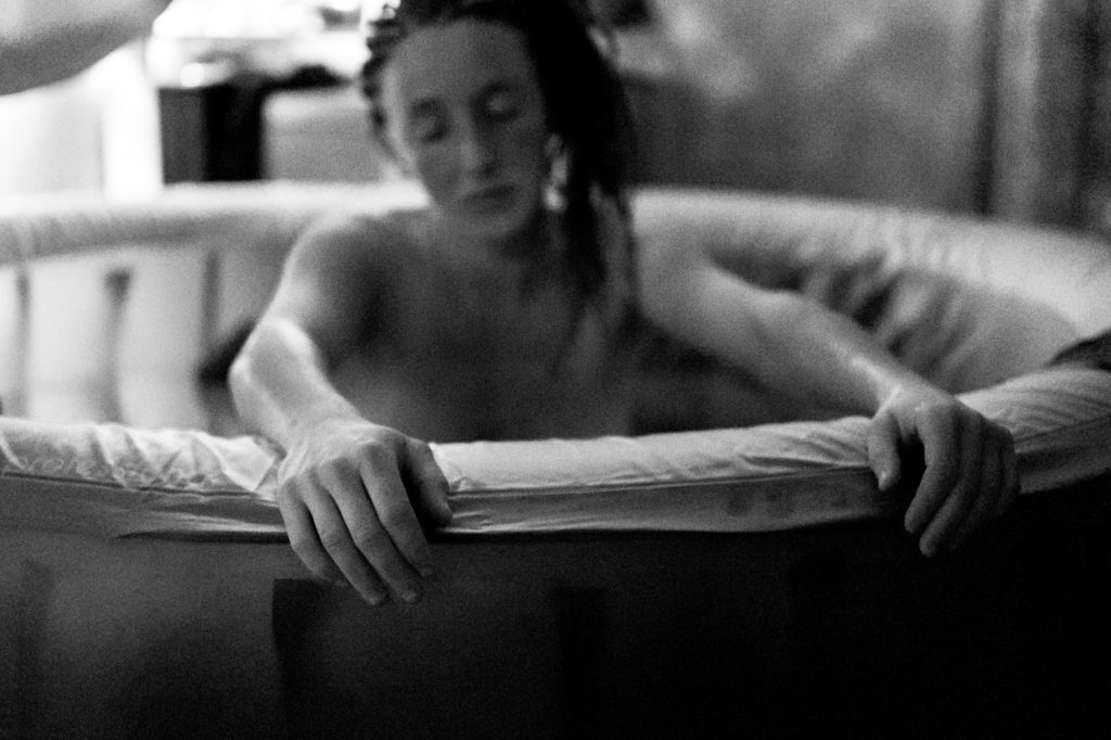 Reportage d'accouchement collectif carmin