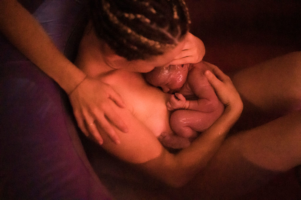 Reportage d'accouchement collectif carmin