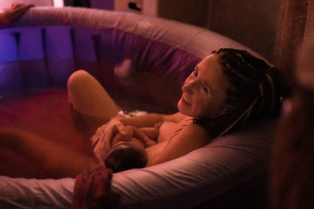 Reportage d'accouchement collectif carmin