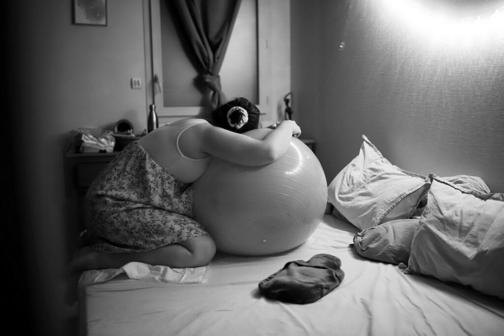 Photographe d'accouchement Isère Rhône Debohra Saba